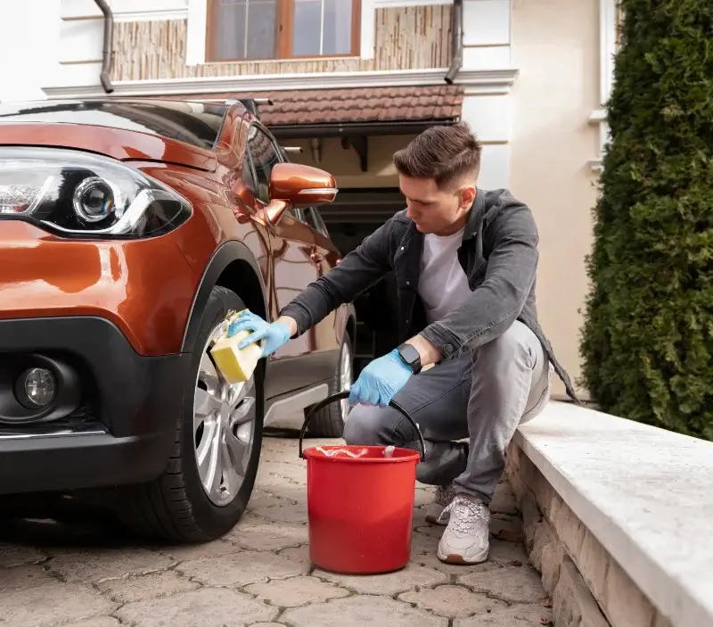 Lavage auto à domicile Saint-Secondin : professionnel intervenant sur un véhicule